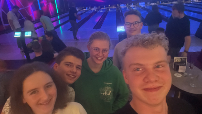 Teens beim Bowling